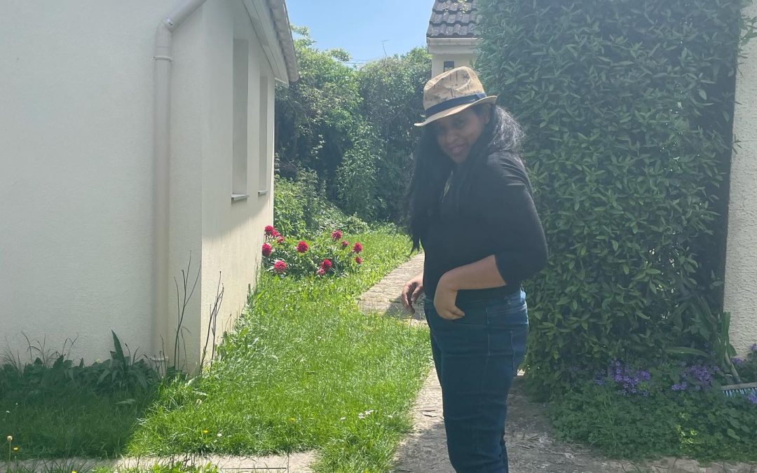 [Fais ton stylee Maman] Voici une photo banale d&rsquo;une maman dans son jardin. Et p…