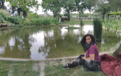 Femme , je suis.
 Femme, blessée, salie, meurtrie.
 On m&rsquo;a dit de me taire.
 On …