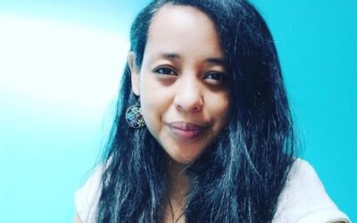 – Lâche toi put****, t&rsquo;es raide comme un balai. Bouge moi ton put**** de corps.
…