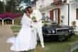 Peut être une image de 2 personnes, voiture et mariage