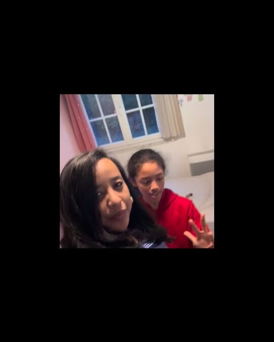 Le livreur arrive avec 3 belles robes.
Et ma fille me dit « Maman, tu dois les es…